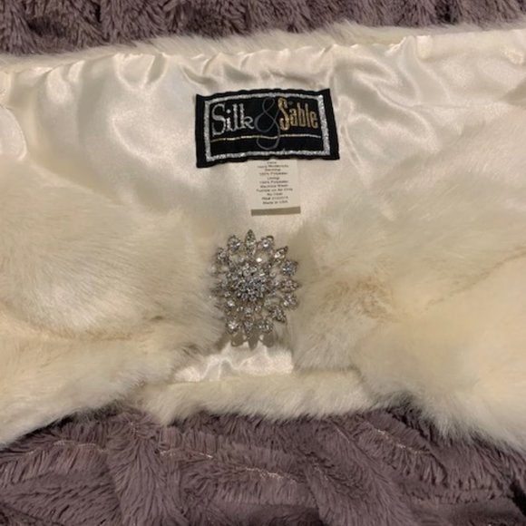 Beautiful Cream Faux-Fur Stole or Wrap - Picture 2 of 4